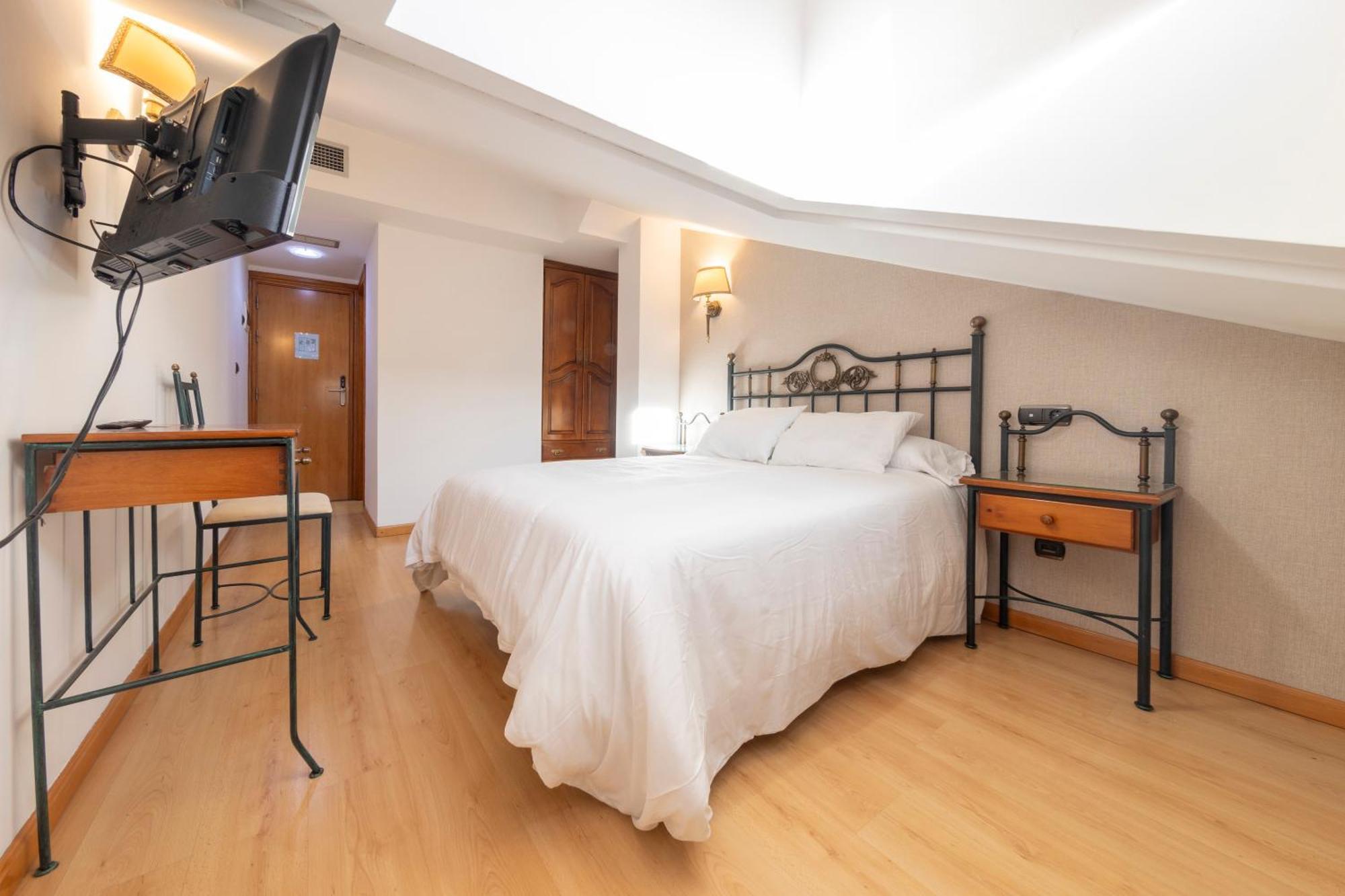 Hostal Sin Recep24H Puerta De La Villa - Pet Friendly & Restaurante Almazán 외부 사진