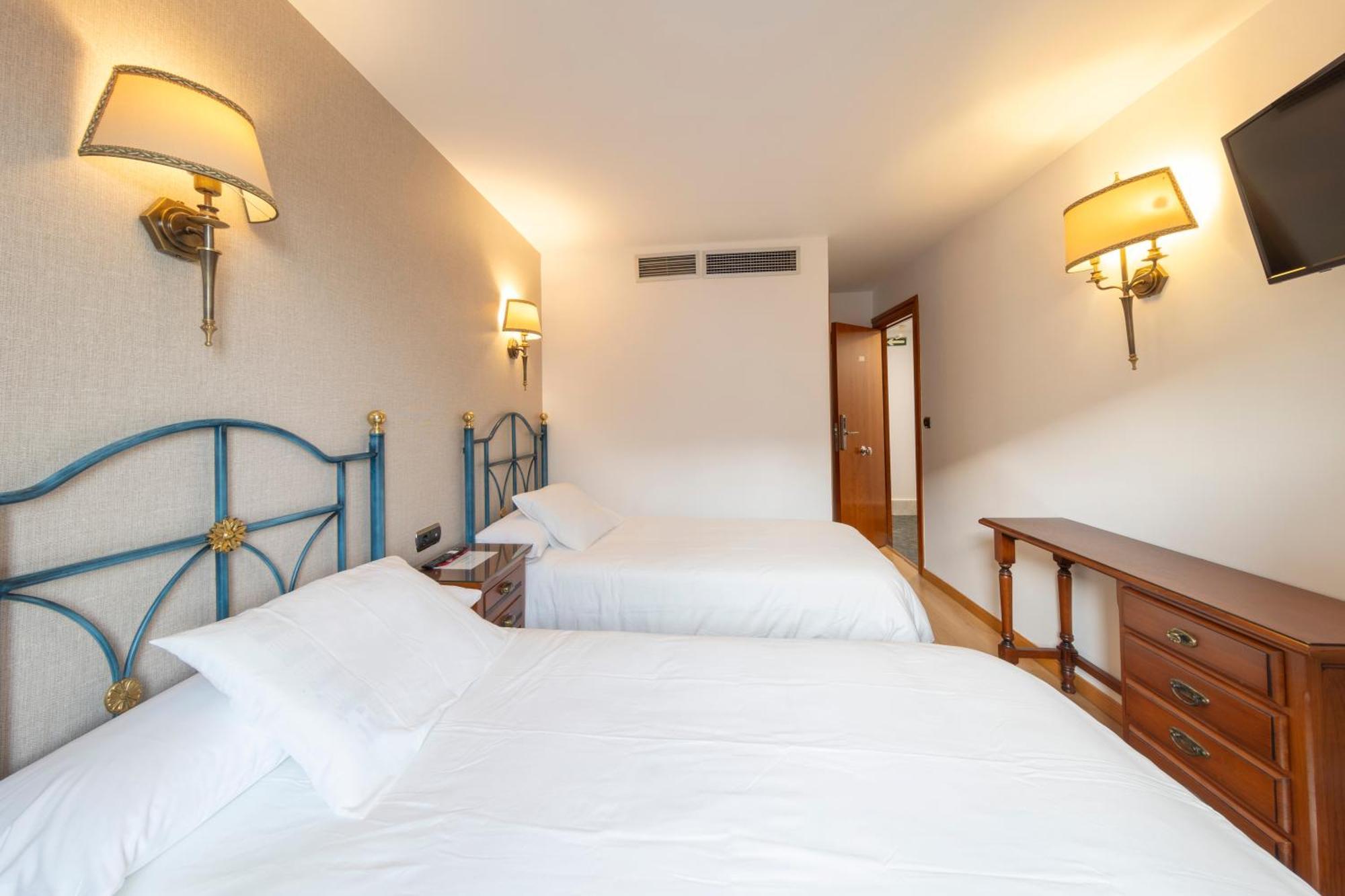 Hostal Sin Recep24H Puerta De La Villa - Pet Friendly & Restaurante Almazán 외부 사진