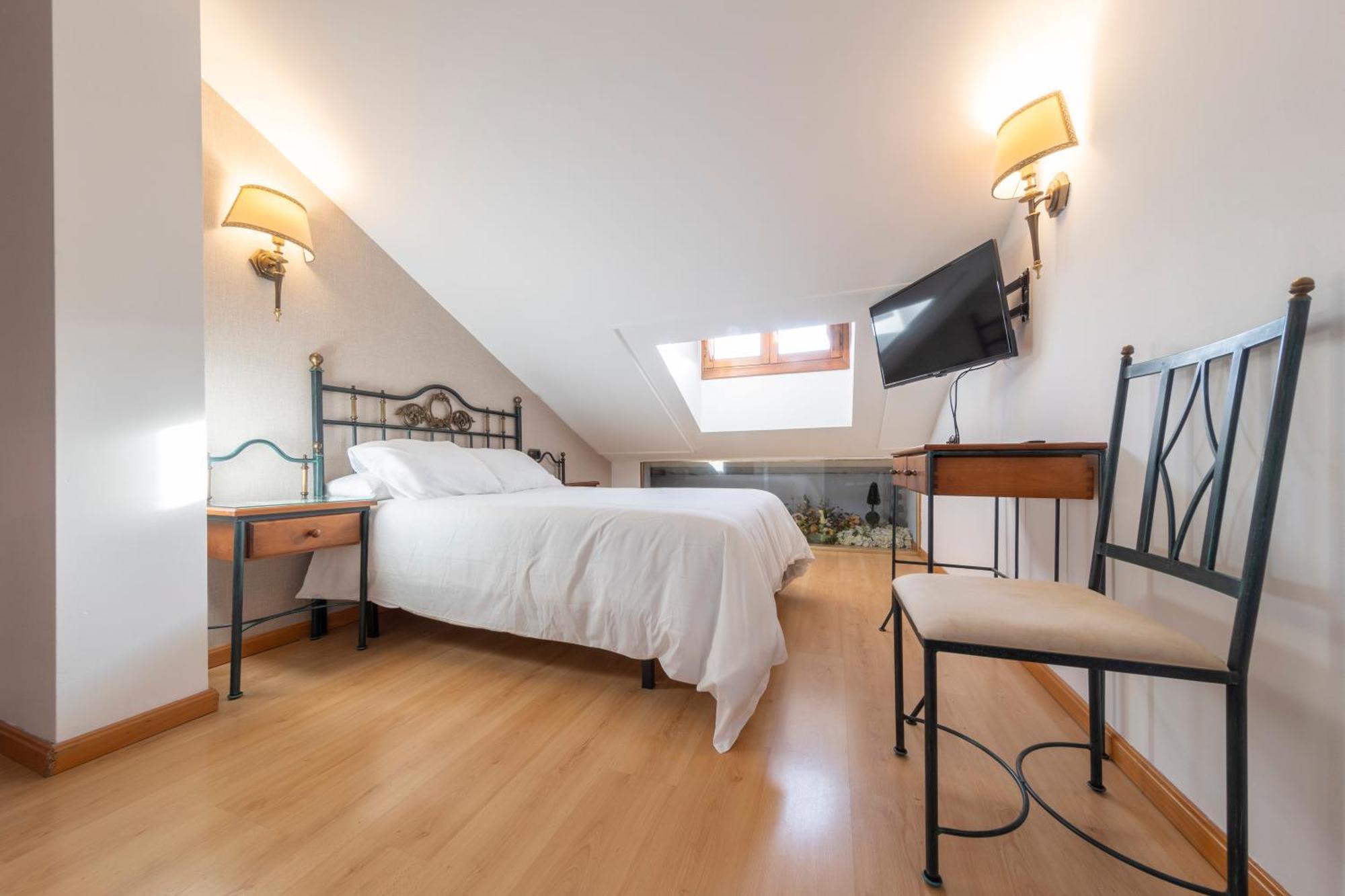 Hostal Sin Recep24H Puerta De La Villa - Pet Friendly & Restaurante Almazán 외부 사진