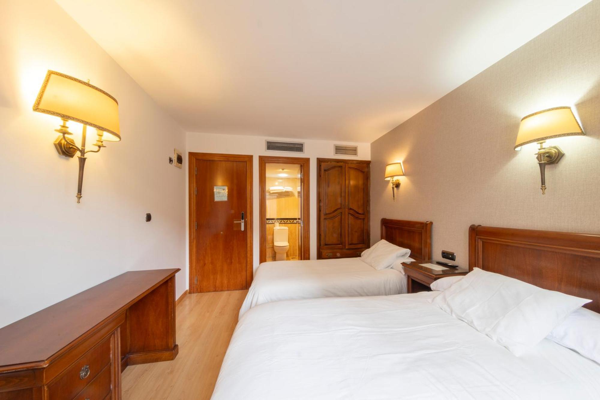Hostal Sin Recep24H Puerta De La Villa - Pet Friendly & Restaurante Almazán 외부 사진
