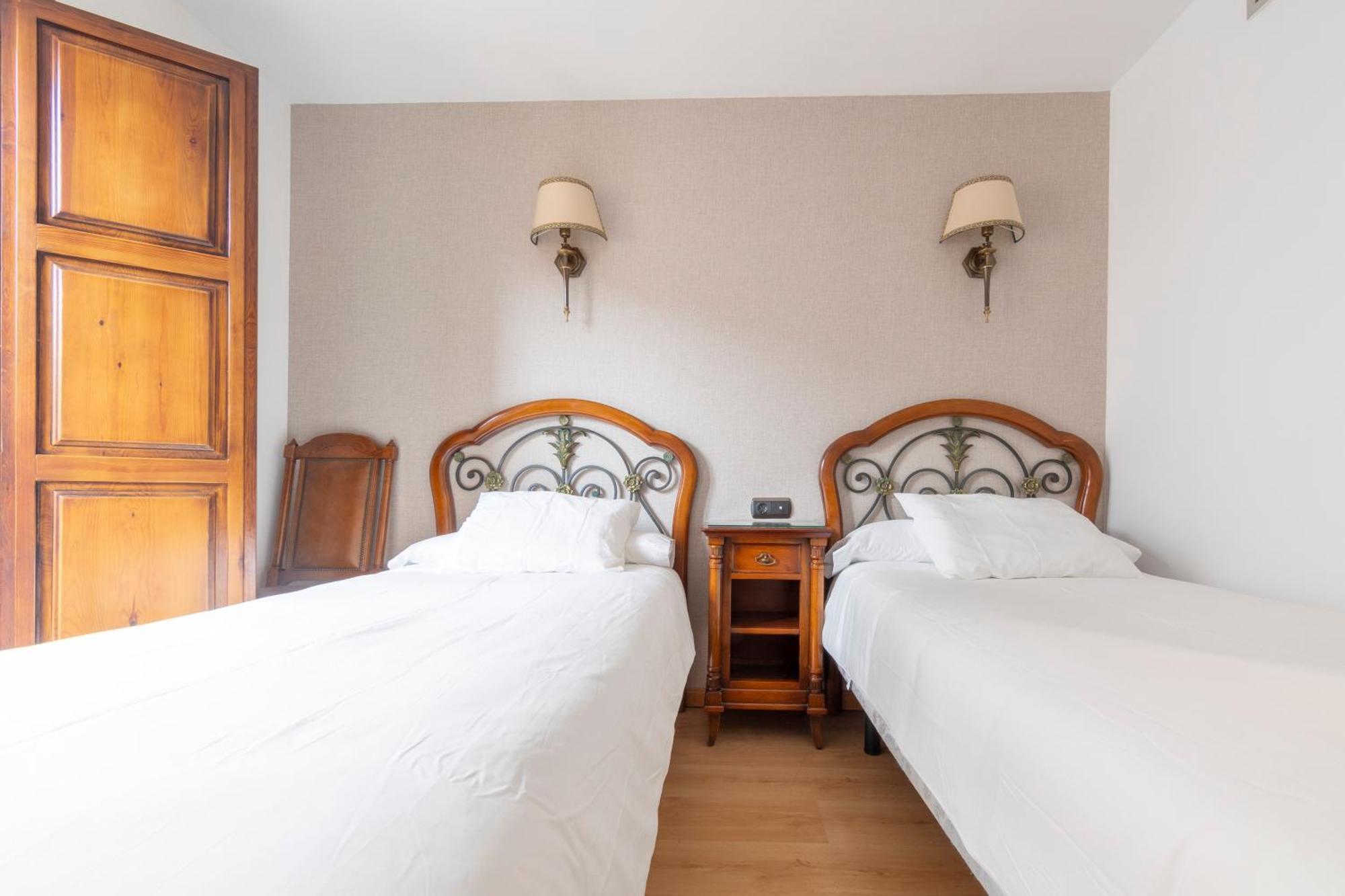 Hostal Sin Recep24H Puerta De La Villa - Pet Friendly & Restaurante Almazán 외부 사진