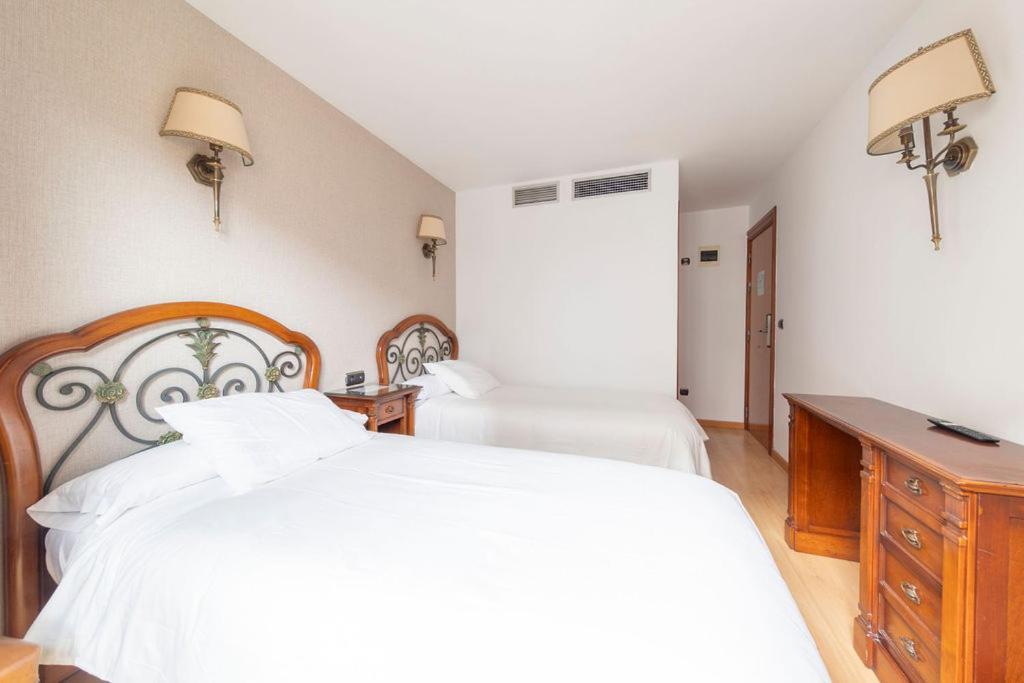 Hostal Sin Recep24H Puerta De La Villa - Pet Friendly & Restaurante Almazán 외부 사진